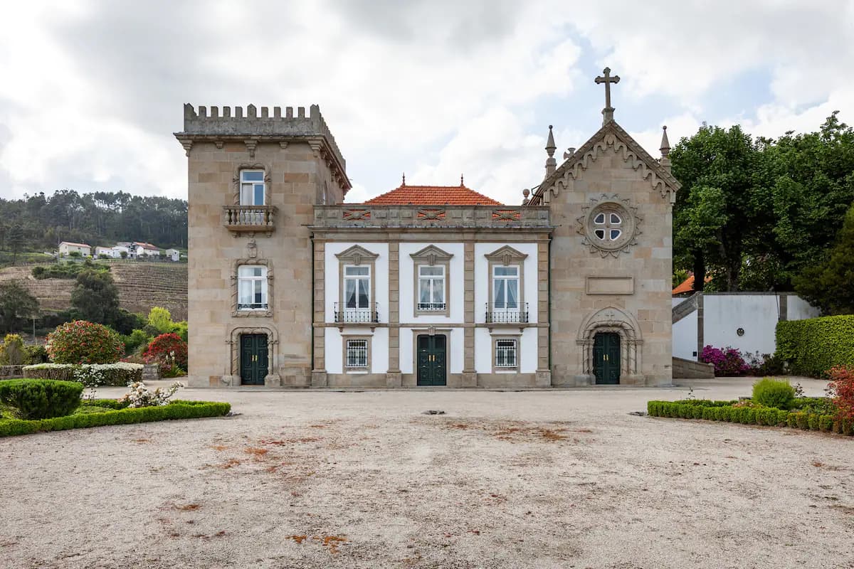 Fachada principal da Casa de Sequeiros